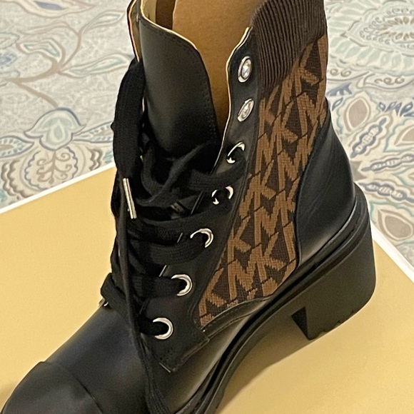 A brand new Michael korse boots in box never worn it was a Christmas present - Picture 4 of 9